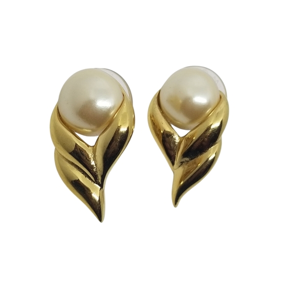 RICHELIEU VINTAGE GOLDTONE & FAUX PEARL STATEMENT EARRINGS - Picture 3 of 6